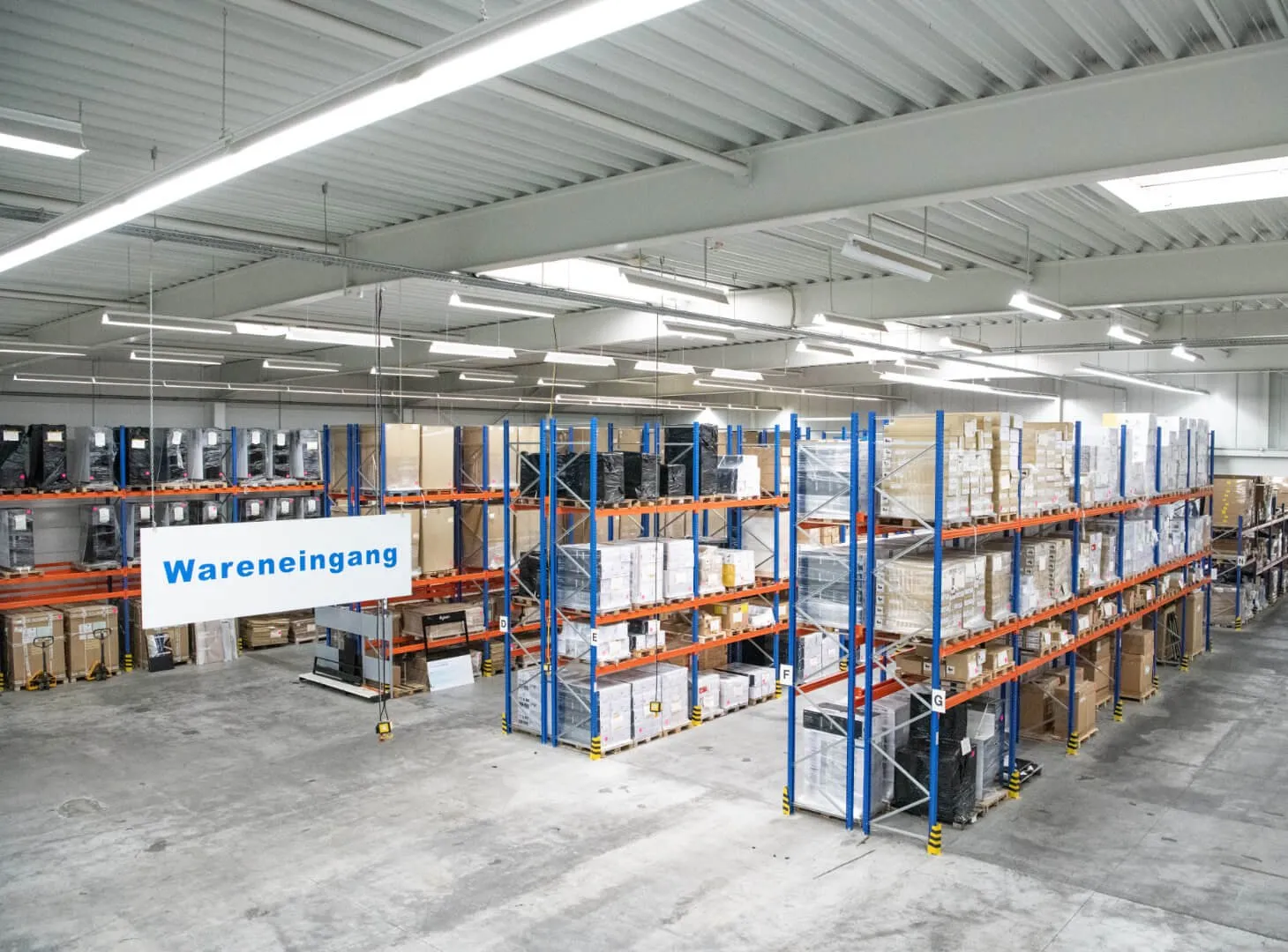 Wareneingang im Logistikzentrum der Lückenlos GmbH & Co. KG in Hainburg mit Palettenregalen
